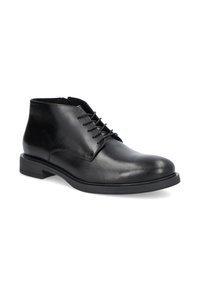 Czarne skórzane botki za kostkę o gładkim wykończeniu, okrągłym nosku, pięcioma oczkami do sznurowania i niskim, warstwowym obcasie.