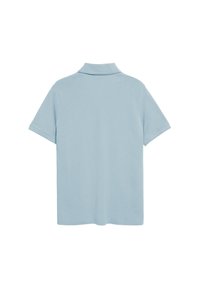 Polo de color azul claro, hecho de una tela suave, que cuenta con un cuello clásico y mangas cortas. La parte trasera es lisa y tiene un corte relajado.