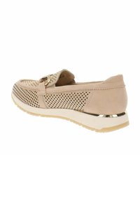 Zapato de ante perforado en color beige con detalles metálicos, de forma redondeada y suela acolchada. Presenta una hebilla decorativa y una textura sutil.