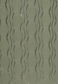 Textil con una base verde claro y un patrón de olas texturizado en tonos variados de gris. El material parece tejido con un brillo sutil.