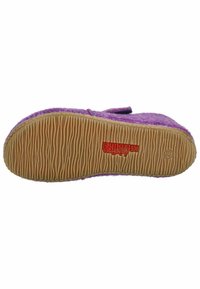 Fioletowy filcowy kapcie z teksturowaną gumową podeszwą, z charakterystycznym logo w kolorze czerwonym. Podeszwa ma falisty wzór dla lepszej przyczepności.