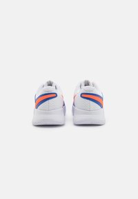 Weiße Sportschuhe aus Mesh-Material mit blauen und orangefarbenen Akzenten, runder Form und einer strukturierten Sohle für besseren Halt.