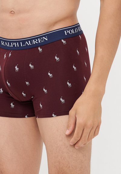 Burgundi színű pamut boxer nadrág fehér hímzett polo játékos mintákkal, kék elasztikus derékpánttal, amelyen a "Polo Ralph Lauren" felirat található.