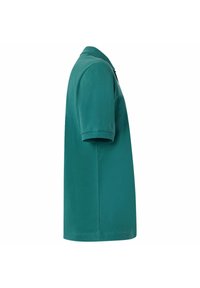 Polo shirt lungo color teal realizzato in tessuto morbido, con maniche corte, colletto classico e una discreta scollatura laterale per il comfort e la traspirabilità.