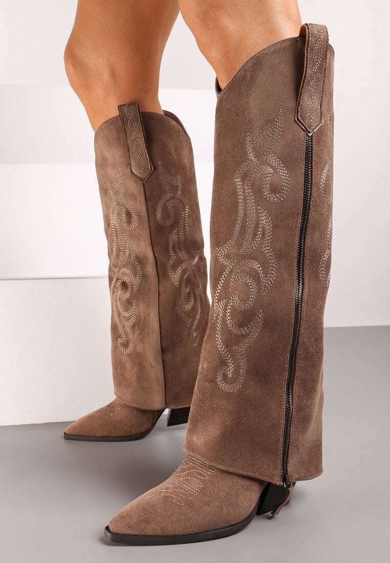 Bottines en daim marron à hauteur de genou avec un bout pointu, des coutures décoratives et une fermeture éclair sur le côté. Présente un design de tige évasée pour un look distinctif.