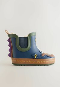 Gummistiefel mit blauer Korpus, grünen Akzenten, lila, stacheligen Absatz und braunem Text an der Basis. Verfügt über ein Tierdesign an der Spitze und an der Seite.
