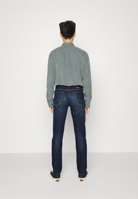 Tommy Hilfiger SLIM BLEECKER OLAVI - Calças de ganga de perna direita - olavi indigo
