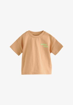 Trumpas rankovėmis, minkštas medvilnės marškinėliai šviesiai smėlio spalvos, su apvaliu kaklu ir dviem spaudėmis. Priekyje yra žaliai siuvinėta "safari club".