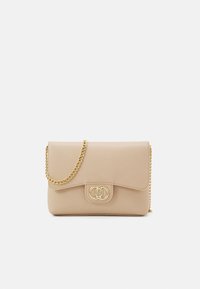 Beżowa torebka crossbody z ekoskóry z złotym łańcuchem, z klapą zamykaną na zatrzask i podwójnym pierścieniem na przodzie. Gładka tekstura i minimalistyczny design.