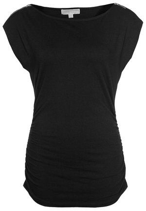 Zwarte nauwsluitende mouwloze top met geplooide zijkanten en een boothals.