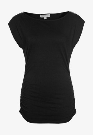 Zwarte nauwsluitende mouwloze top met geplooide zijkanten en een boothals.