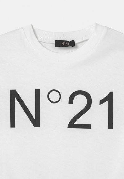 Hvit bomull t-skjorte med rund hals, med stor svart "N°21" trykk på forsiden. Standard passform og glatt tekstur.