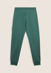 Pantalones de chándal verdes de algodón con puños acanalados y cintura elástica. Cuenta con un bolsillo cargo lateral. Textura suave y diseño ajustado.