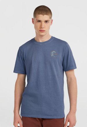 Men's blue cotton t-shirt with short sleeves, featuring a circular logo on the chest in beige and a relaxed fit. Smooth texture.