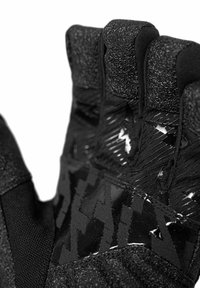 Schwarze Handschuhe mit strukturiertem Stoff, verstärkten Fingerspitzen und einem gemusterten Design am Handgelenk. Besondere gepolsterte Bereiche für einen besseren Griff.