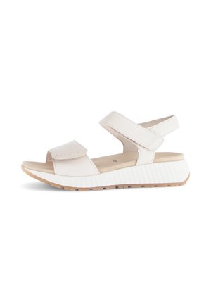 Witte sandaal met verstelbare banden, een gevoerde zool en een lichtgewicht, gestructureerde wedge hak. Platte rubberen outsole voor grip.