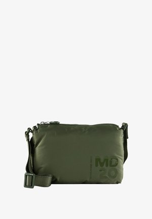 Sac bandoulière en nylon vert olive avec texture rembourrée, fermeture éclair, sangle réglable, et logo embossé "MD 20" sur le devant.