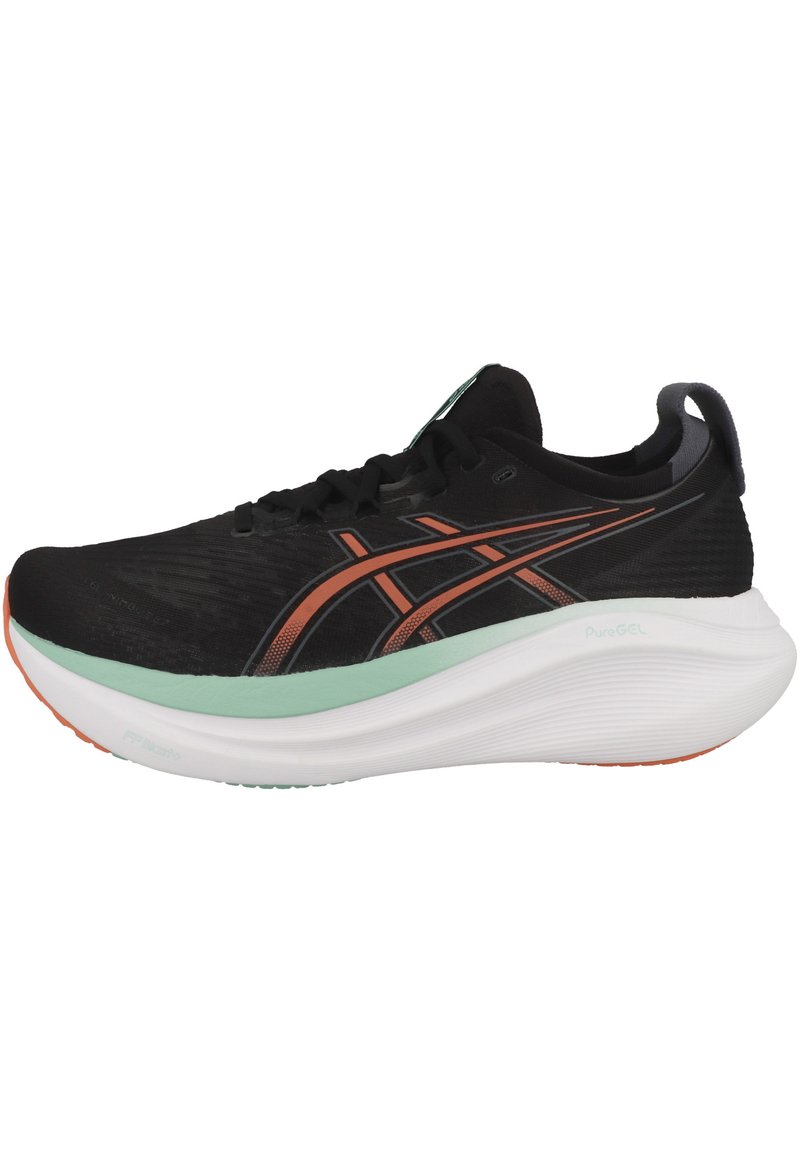 Baskets de sport noires avec tige en mesh, accents orange et gris, semelle intermédiaire blanche arrondie et semelle extérieure verdâtre. Présente un design à lacets.