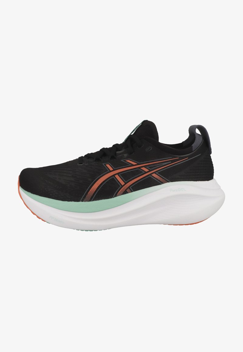 Baskets de sport noires avec tige en mesh, accents orange et gris, semelle intermédiaire blanche arrondie et semelle extérieure verdâtre. Présente un design à lacets.