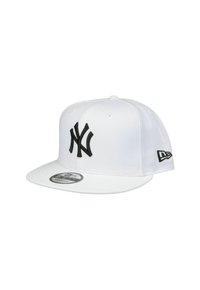 Weißer Snapback-Cap der New York Yankees mit schwarzem gesticktem Logo auf der Vorderseite und schwarzem New Era-Logo an der Seite.