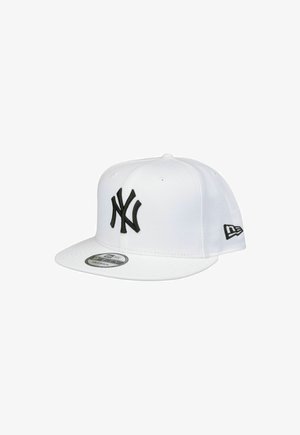 Weißer Snapback-Cap der New York Yankees mit schwarzem gesticktem Logo auf der Vorderseite und schwarzem New Era-Logo an der Seite.