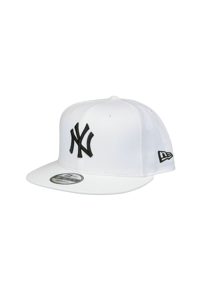 Weißer Snapback-Cap der New York Yankees mit schwarzem gesticktem Logo auf der Vorderseite und schwarzem New Era-Logo an der Seite.