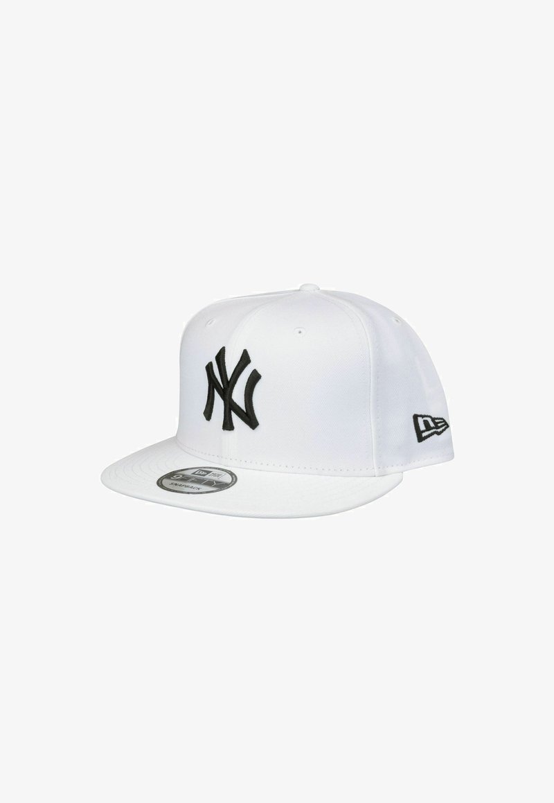 Casquette snapback blanche des New York Yankees avec logo brodé noir sur le devant et logo New Era noir sur le côté.