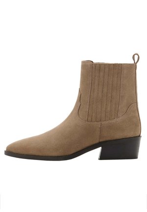 Bottine en daim beige avec bout pointu, talon bloc bas, panneaux latéraux élastiques et languette à l'arrière.
