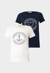 Duas camisetas de algodão, uma branca com um gráfico de âncora e uma azul-marinho com um gráfico de coração. Ambas possuem decotes redondos e mangas curtas.