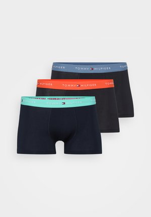 Trzy pary męskich majtek typu boxer w kolorach granatowym, czarnym i ciemnoszarym, każda z elastycznym paskiem z logo w kolorach niebieskim, pomarańczowym i turkusowym.