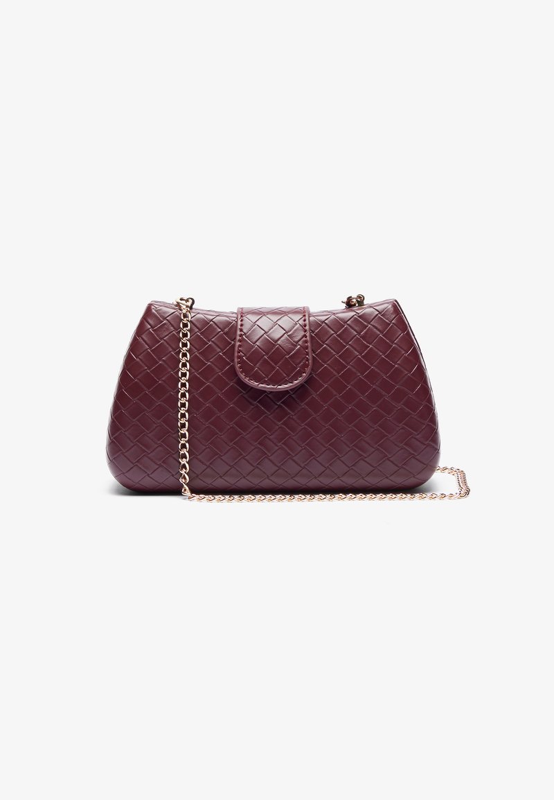Burgundy quiltad handväska med en böjd form, ett klafflock och ett guldfärgat kedjehandtag. Strukturerad yta med diamantmönsteraccent.