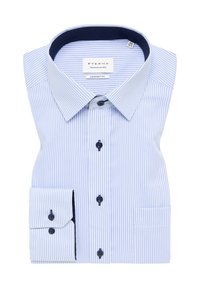 Camicia a righe blu e bianche con collo aperto, bottoni scuri e accenti interni in navy a contrasto su collo e polsini.