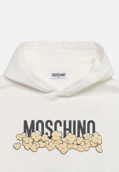 Λευκή φούτερ με κουκούλα με κείμενο "MOSCHINO" και σκορπισμένο γραφικό ποπ κορν κάτω από το όνομα της μάρκας μπροστά, ετικέτα στο εσωτερικό του γιακά αναγράφει "MOSCHINO KID".