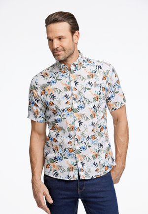 Chemise à manches courtes, à boutons, de couleur blanche avec un motif floral comportant des nuances d'orange, de bleu et de vert. Le tissu semble léger et texturé.