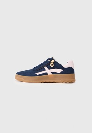 Marineblå suede-sneakers med en lyserød zigzag-stribe, guldfarvet hardware og en gummi sål. Designet med snørebåndslukning og polstret krave.
