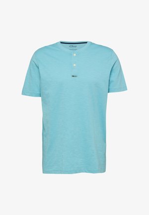 Lichtblauw henleyshirt met korte mouwen, twee witte knopen en een ronde halslijn, afgebeeld op een effen witte achtergrond.