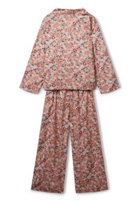 Set di pigiama a due pezzi rosa floreale con top a maniche lunghe e pantaloni a gamba larga, caratterizzato da fiori rossi, blu e bianchi su uno sfondo rosa chiaro.