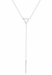 Sølv trekantet vedhæng med kæde; har et centralt trekant, med et lodret drop der ender i en lige, slank stang.