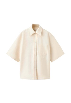 Kremowa koszula z krótkim rękawem, zapinana na guziki, z kieszenią na piersi, kołnierzem typu spread i prostym dołem na białym tle.