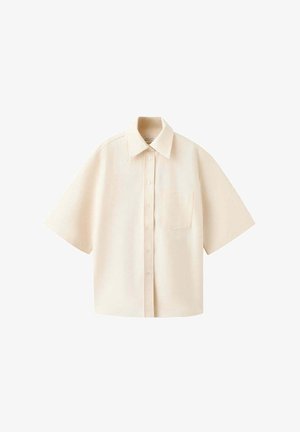 Kurzärmeliges cremefarbenes Hemd mit Knopfleiste, Brusttasche, weit gespreiztem Kragen und geradem Saum vor weißem Hintergrund.