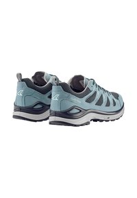Ein Paar hellblauer und schwarzer Wanderschuhe mit Mesh-Einsätzen, Zugschlaufen und dicken Gummisohlen, gesehen aus der Rück- und Seitenansicht.