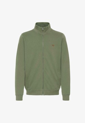 Oliven grønn zip-up jakke laget av bomullsblandingsstoff. Har høy krage, to frontlommer og en liten logo på brystet.