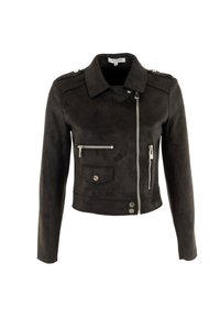 Chaqueta de cuero sintético negra con un cuello con solapa, bolsillos laterales con cremallera y detalles de botones a presión. Textura suave y diseño ajustado.