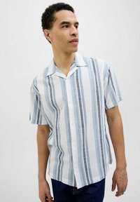 Camicia a maniche corte con bottoni, a righe verticali in blu chiaro e bianco, caratterizzata da un colletto tipo camp e una vestibilità rilassata. Tessuto morbido.