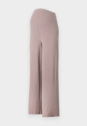 Pantalons larges en côtes rose clair avec une texture lisse et une taille élastique, présentant une silhouette évasée et un tombé doux.