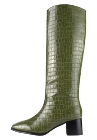 Botte haute jusqu'au genou en simili cuir vert avec un motif texturé façon crocodile et un talon noir épais. La pointe effilée souligne son allure élégante.