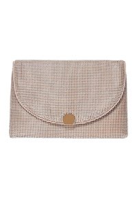 Prostokątna torebka kopertówka w kolorze różowego złota z klapą, pokryta małymi błyszczącymi cyrkoniami i okrągłym metalowym guzikiem.