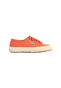 Zapatillas de lona naranja con suela de goma blanca, punta redonda, cinco ojetes de metal y cierre de cordones. Presenta un pequeño logo en el lateral.