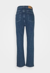 Vaqueros de denim azul con corte de pierna recta, cintura alta, dos bolsillos traseros y una etiqueta de cuero marrón en la parte trasera.