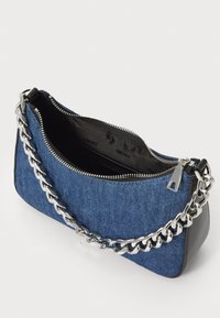 Denim keresztpántos táska ezüst láncos pánttal, cipzáras záródással és fekete szövet béléssel. Kifinomult designjával és masszív kivitelezésével rendelkezik.